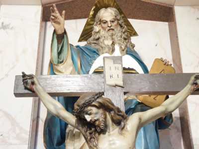 Non ci resta ora che entrare in chiesa. Ci incamminiamo nel predetto corridoio e, superata una statua lignea che ritrae la Trinit�...